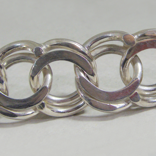 (b1132)Solid silver bracelet.